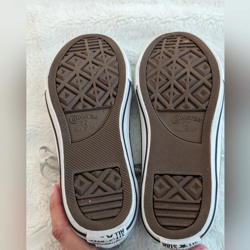 Great Condition: Converse Chuck Taylor All Star Leather Kids 3